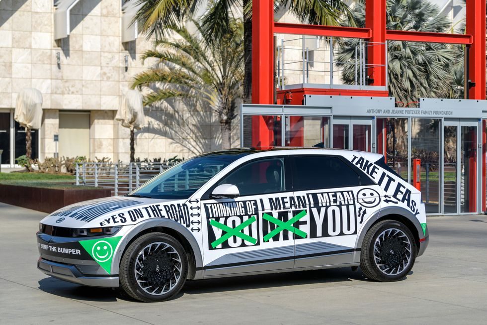 Hyundai Ionic 5 par Barbara Kruger